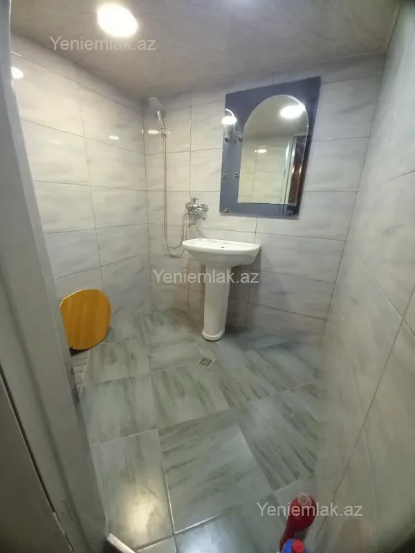 Satılır 2 otaqlı köhnə tikili 70 m²