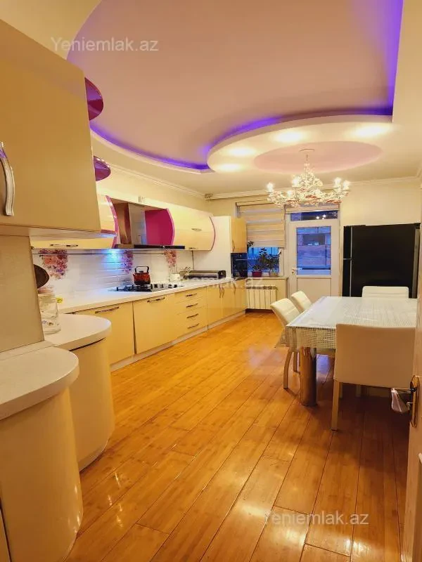 Satılır 3 otaqlı yeni tikili 130 m²