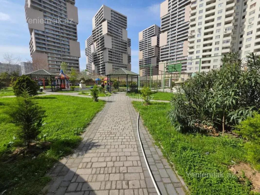Satılır 4 otaqlı yeni tikili 300 m²
