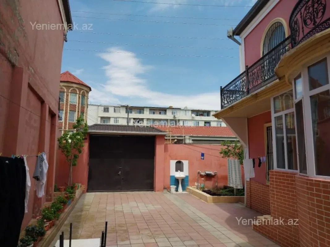 Satılır 6 otaqlı həyət evi 240 m²
