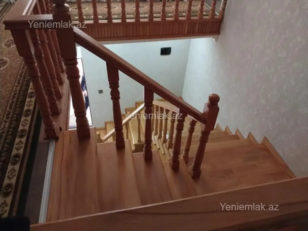 Satılır 6 otaqlı həyət evi 240 m²