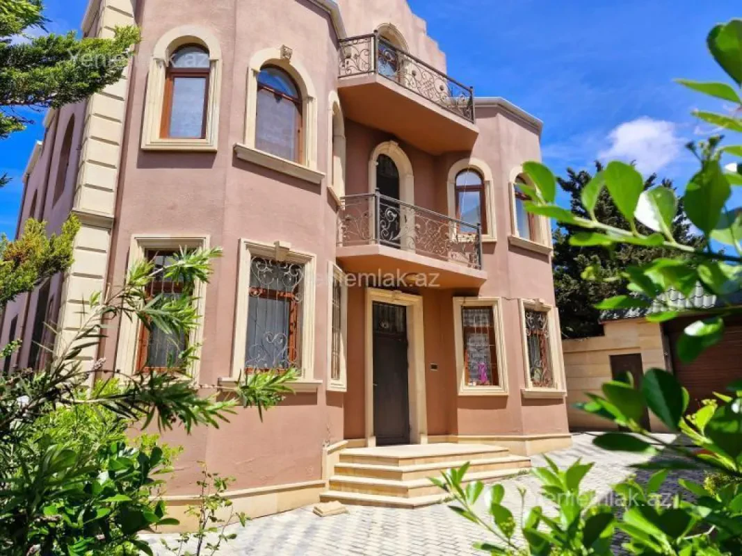 Satılır 8 otaqlı həyət evi 375 m²
