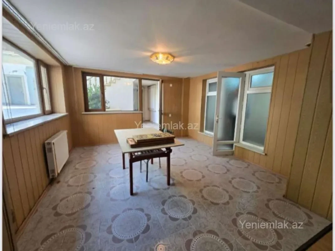 Satılır 12 otaqlı həyət evi 960 m²
