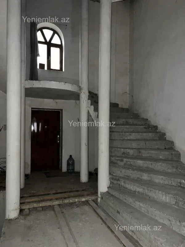 Satılır 9 otaqlı həyət evi 1500 m²