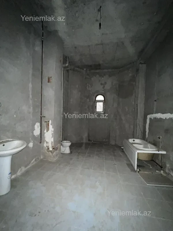 Satılır 9 otaqlı həyət evi 1500 m²