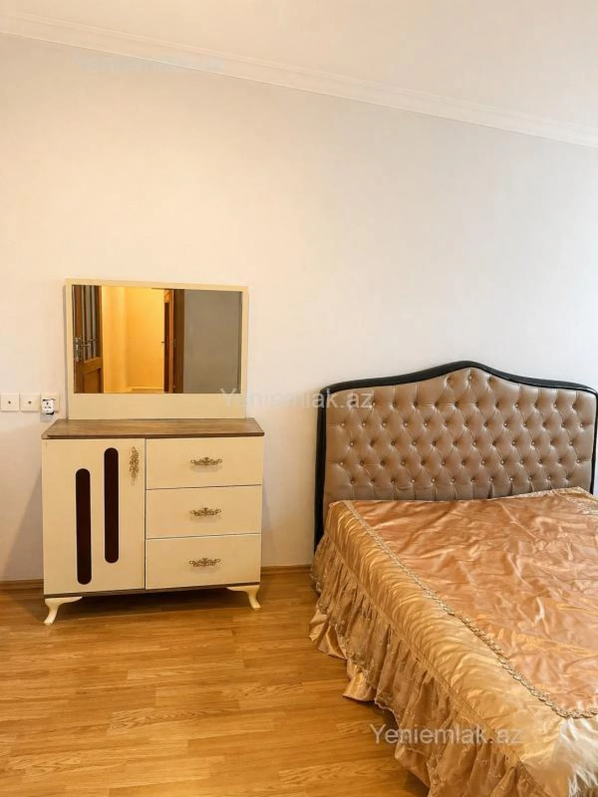 Satılır 3 otaqlı köhnə tikili 100 m²