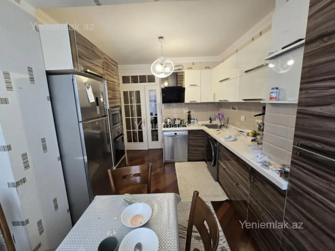 Satılır 4 otaqlı köhnə tikili 130 m²