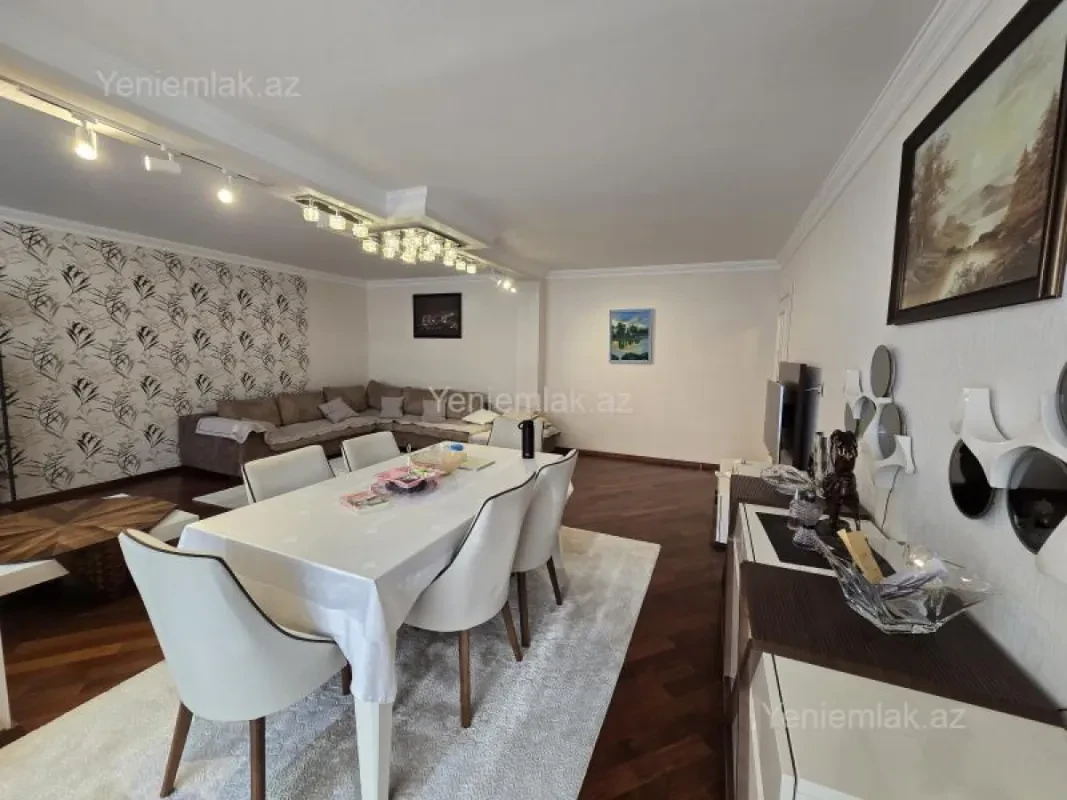 Satılır 4 otaqlı köhnə tikili 130 m²
