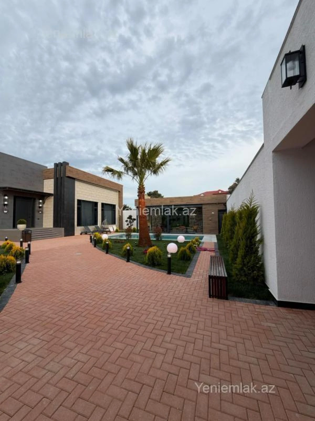 Satılır 5 otaqlı həyət evi 250 m²