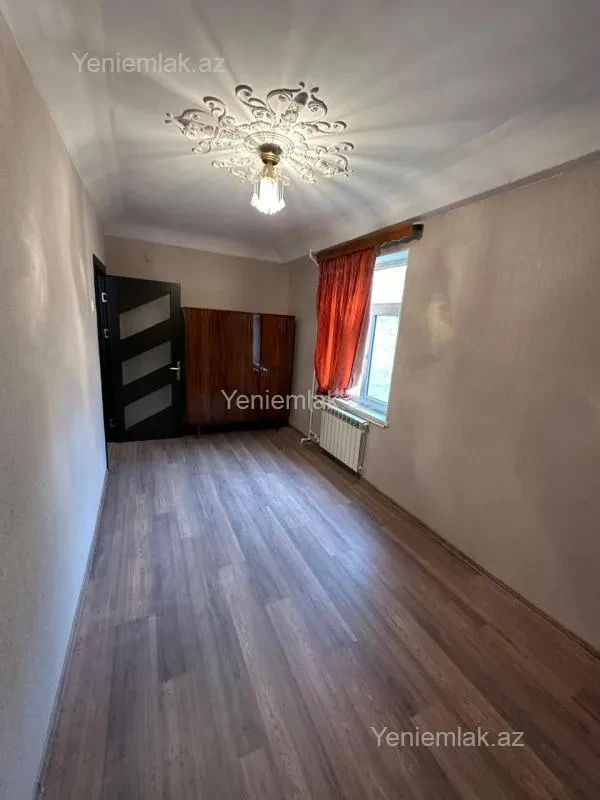 Satılır 2 otaqlı köhnə tikili 55 m²