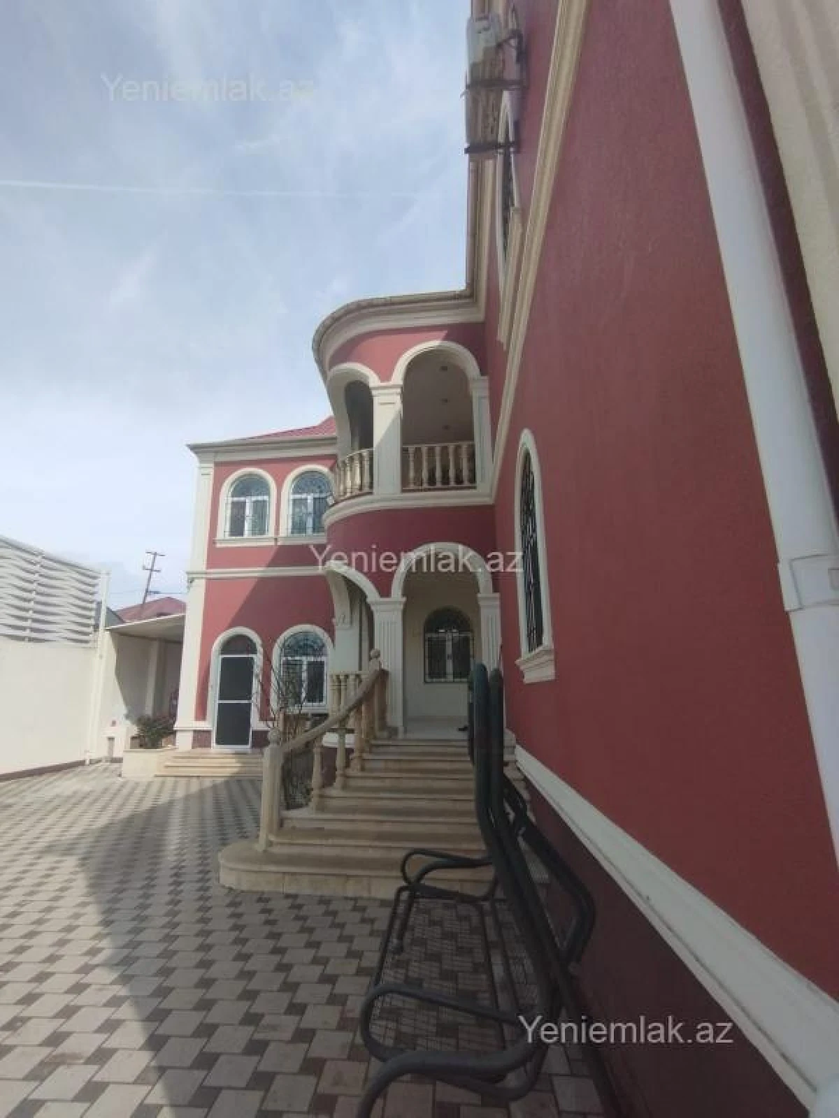 Satılır 10 otaqlı həyət evi 650 m²