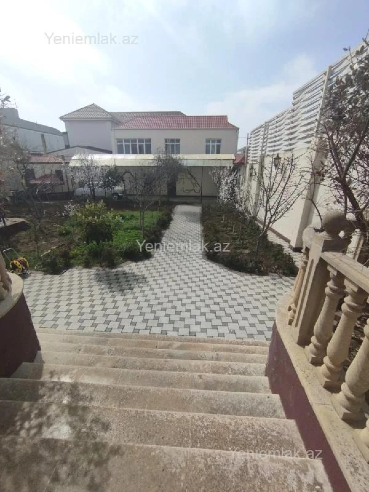Satılır 10 otaqlı həyət evi 650 m²