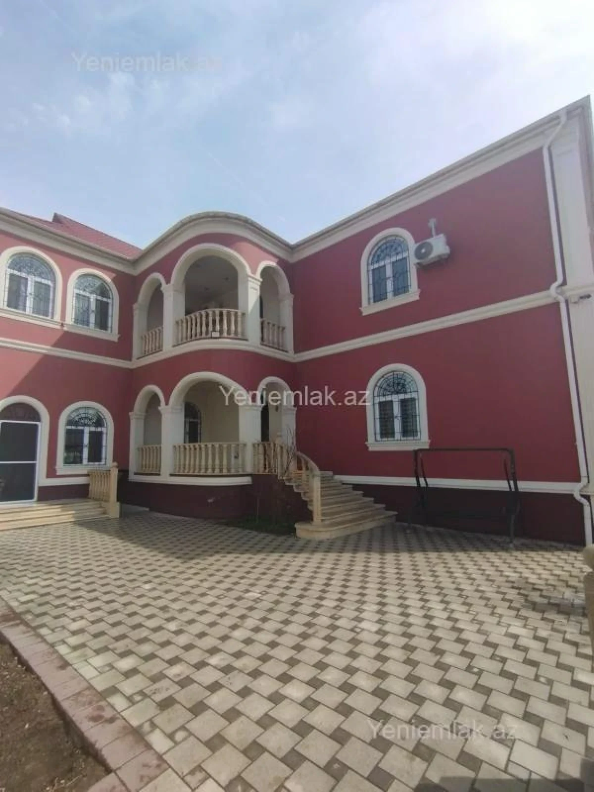 Satılır 10 otaqlı həyət evi 650 m²