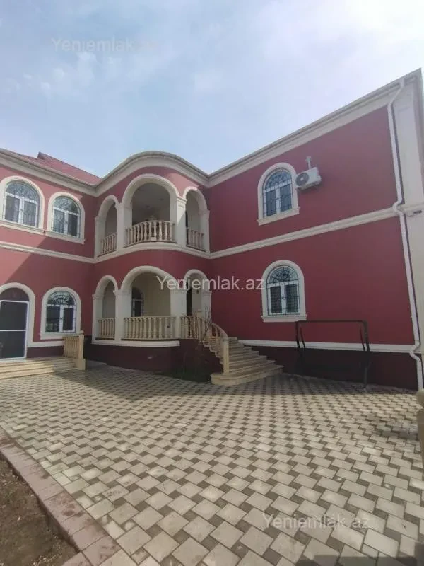 Satılır 10 otaqlı həyət evi 650 m²