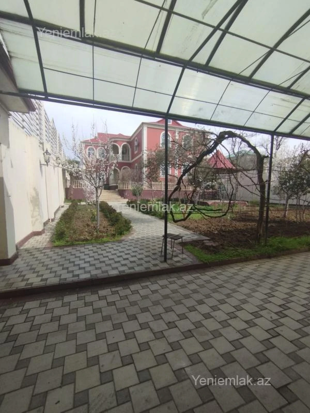 Satılır 10 otaqlı həyət evi 650 m²