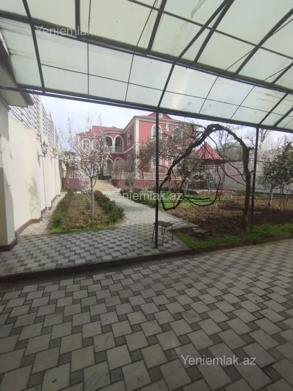 Satılır 10 otaqlı həyət evi 650 m²