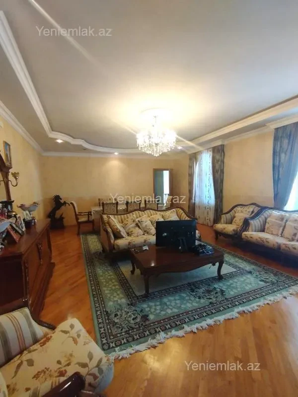 Satılır 10 otaqlı həyət evi 650 m²