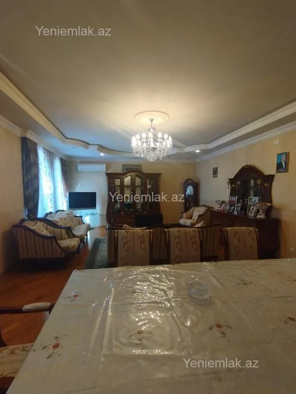 Satılır 10 otaqlı həyət evi 650 m²