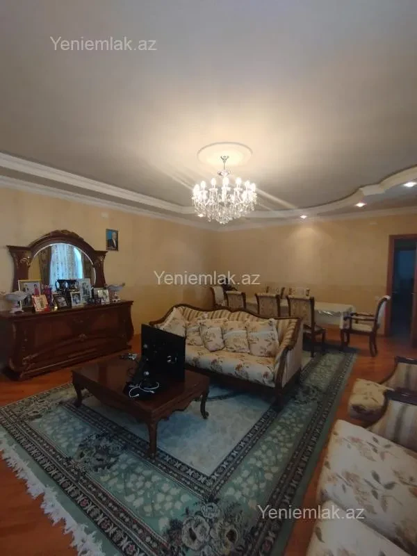 Satılır 10 otaqlı həyət evi 650 m²