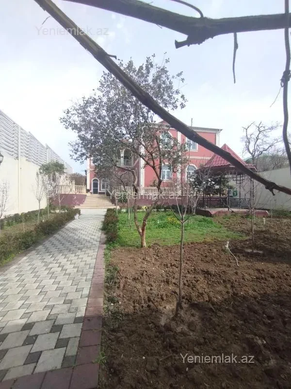 Satılır 10 otaqlı həyət evi 650 m²