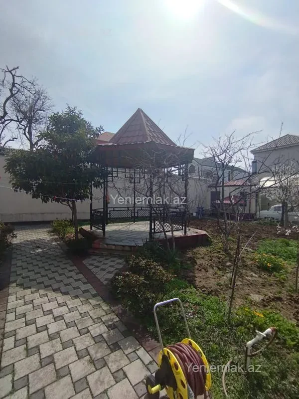 Satılır 10 otaqlı həyət evi 650 m²