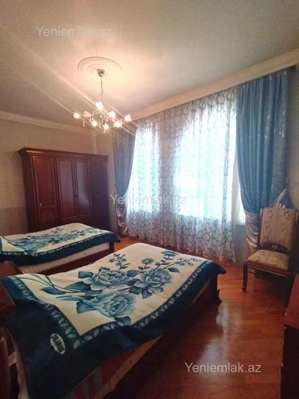 Satılır 10 otaqlı həyət evi 650 m²