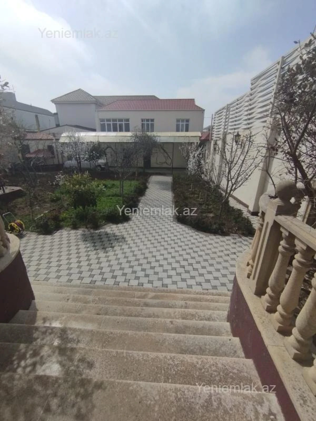 Satılır 10 otaqlı həyət evi 650 m²