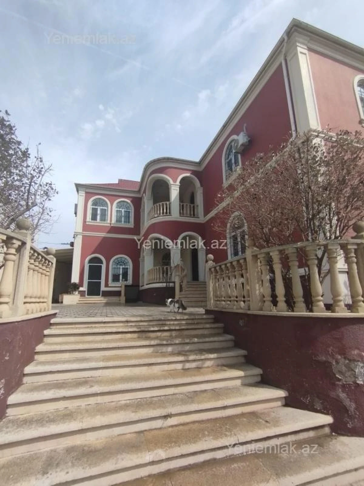 Satılır 10 otaqlı həyət evi 650 m²