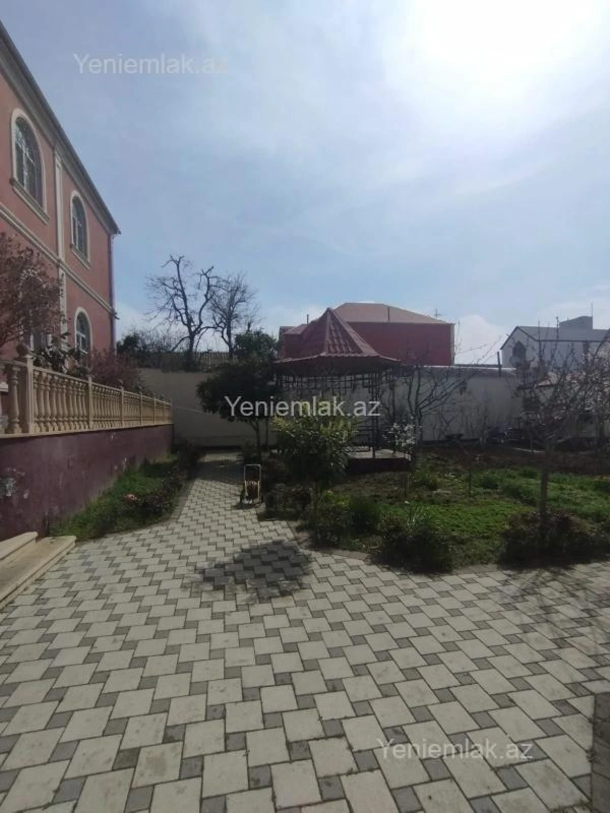 Satılır 10 otaqlı həyət evi 650 m²