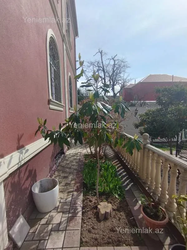 Satılır 10 otaqlı həyət evi 650 m²
