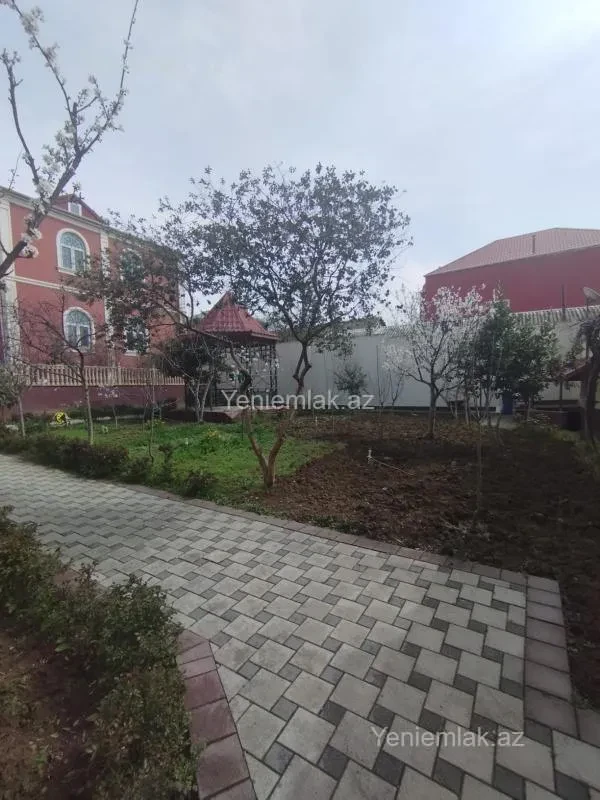 Satılır 10 otaqlı həyət evi 650 m²