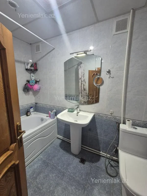 Satılır 4 otaqlı köhnə tikili 100 m²