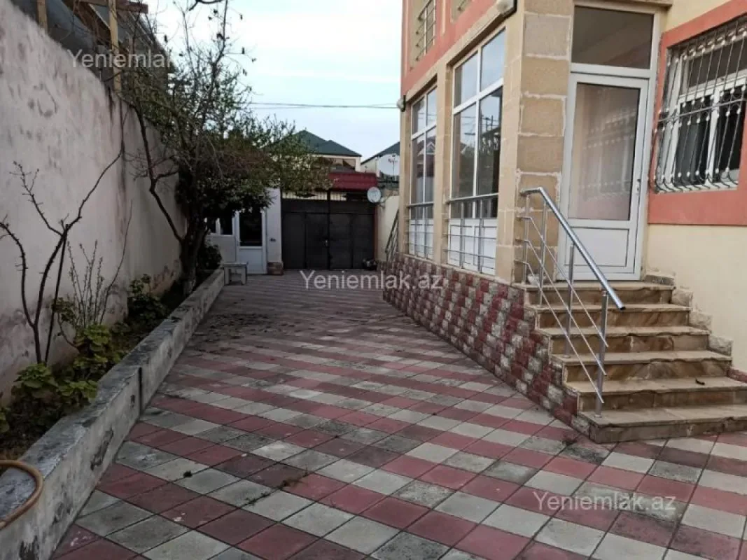 Satılır 8 otaqlı həyət evi 300 m²