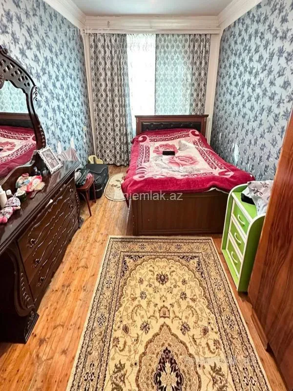 Satılır 4 otaqlı köhnə tikili 100 m²