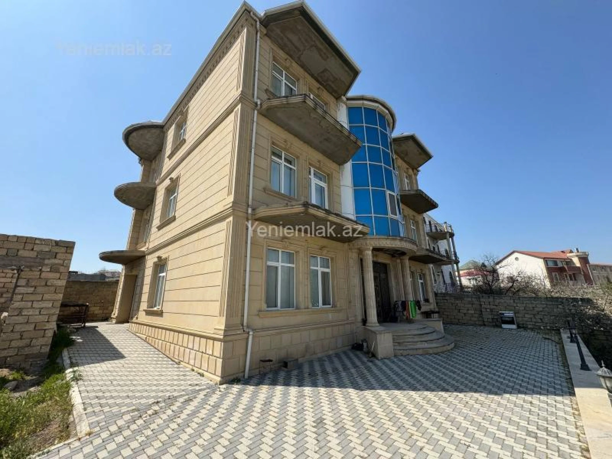 Satılır 8 otaqlı həyət evi 570 m²