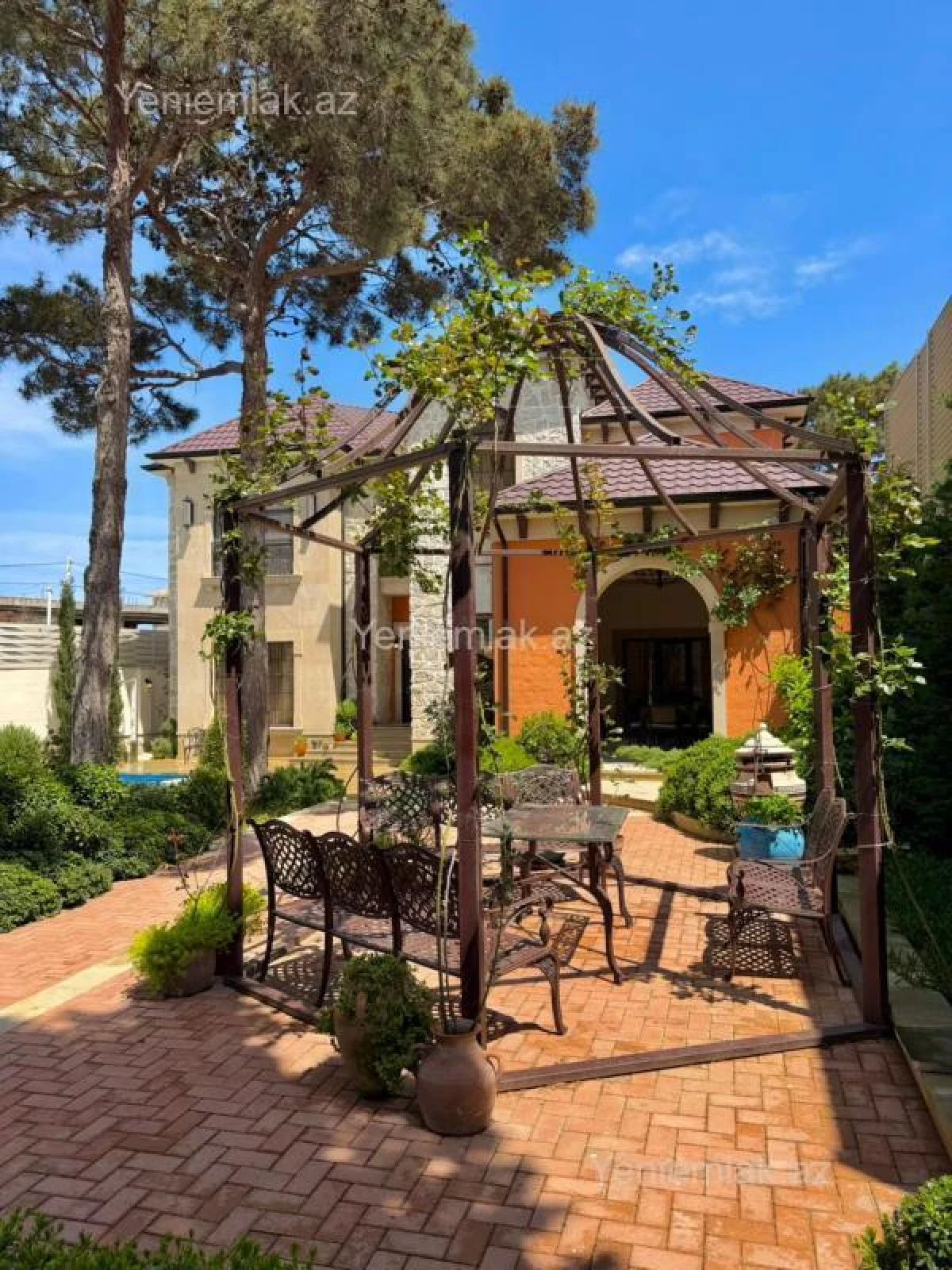 Satılır 5 otaqlı həyət evi 420 m²