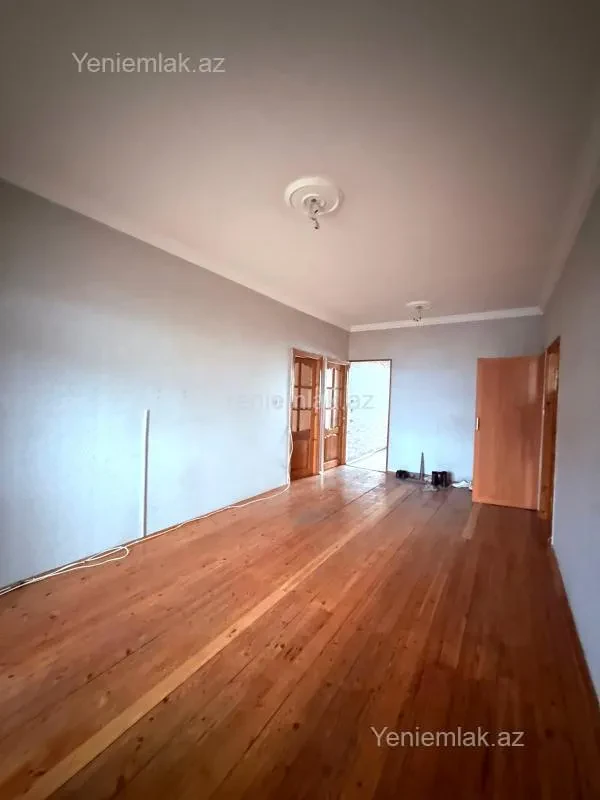Satılır 4 otaqlı köhnə tikili 100 m²