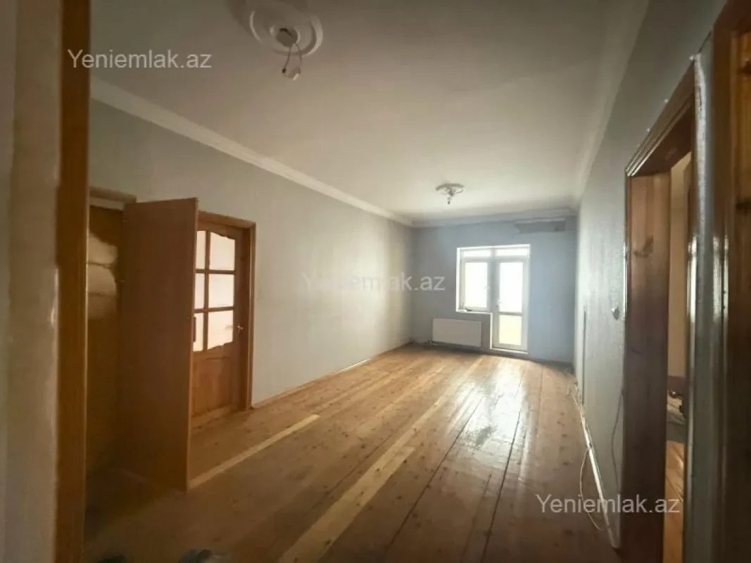 Satılır 4 otaqlı köhnə tikili 100 m²