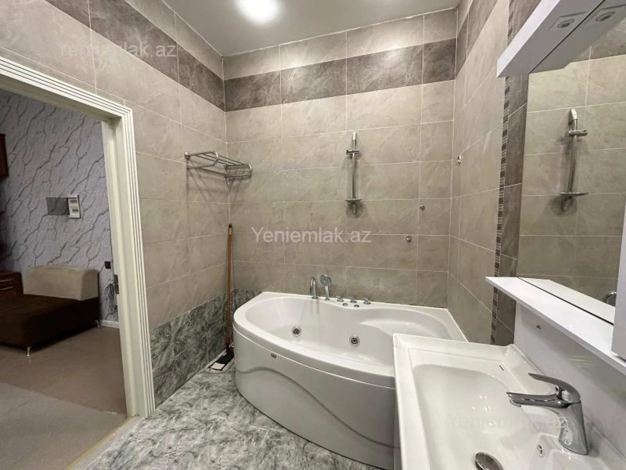 Satılır 3 otaqlı yeni tikili 130 m²