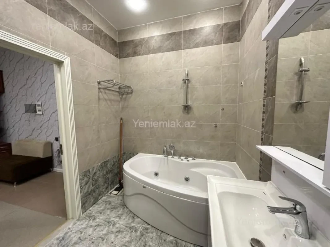 Satılır 3 otaqlı yeni tikili 130 m²