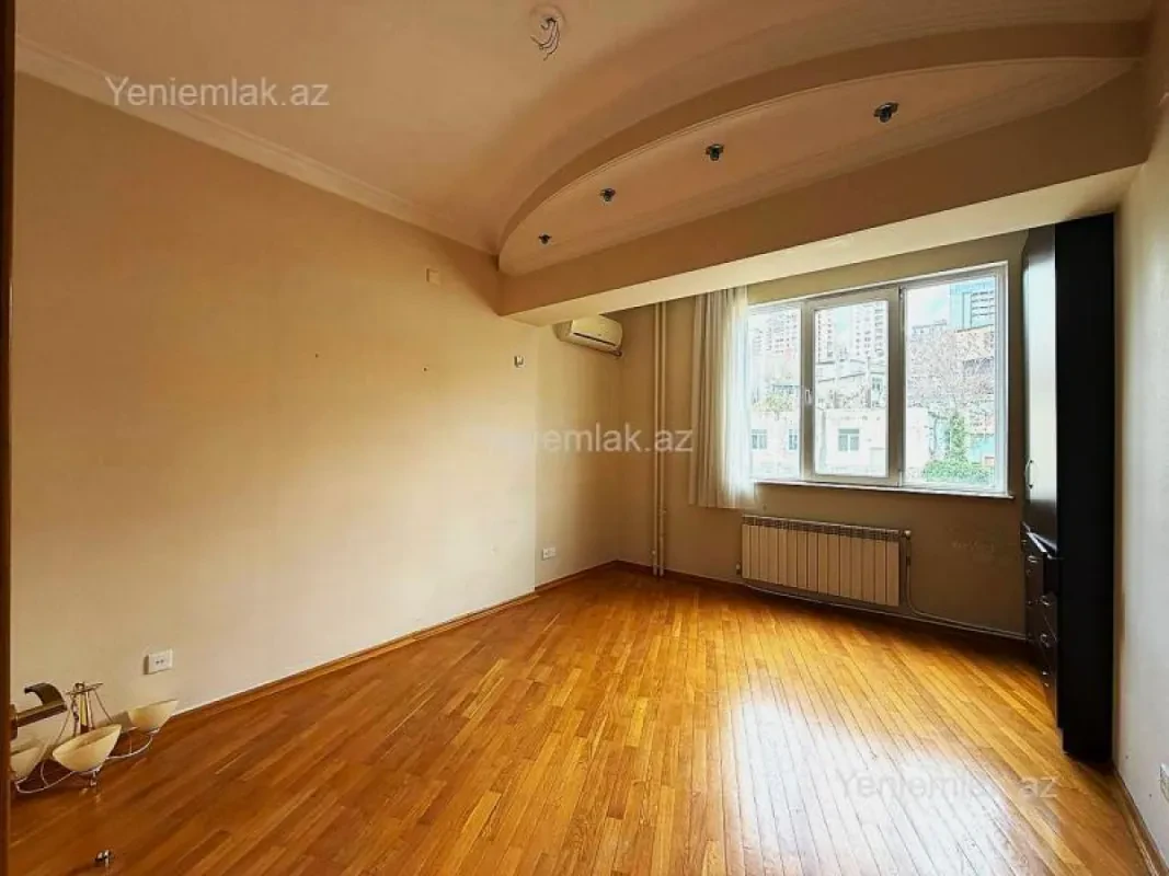 Satılır 5 otaqlı köhnə tikili 160 m²