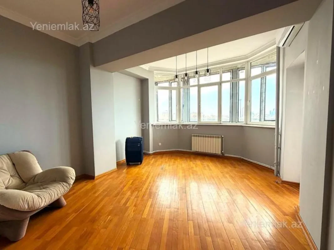 Satılır 5 otaqlı köhnə tikili 160 m²