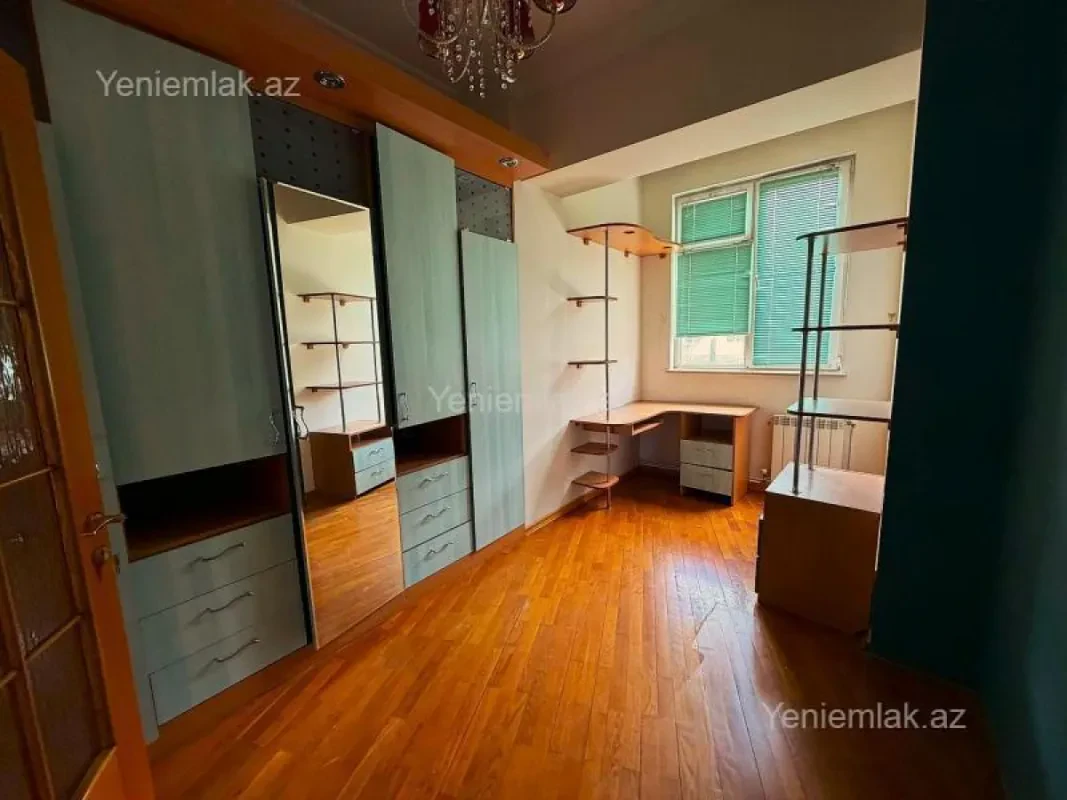 Satılır 5 otaqlı köhnə tikili 160 m²