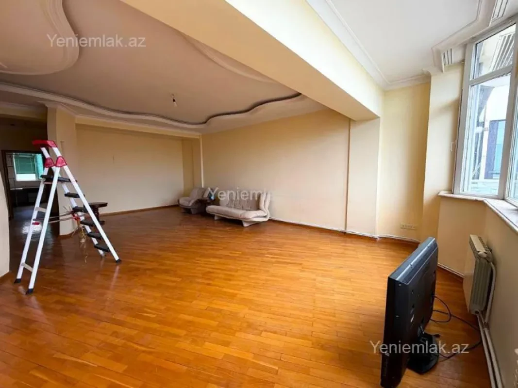 Satılır 5 otaqlı köhnə tikili 160 m²