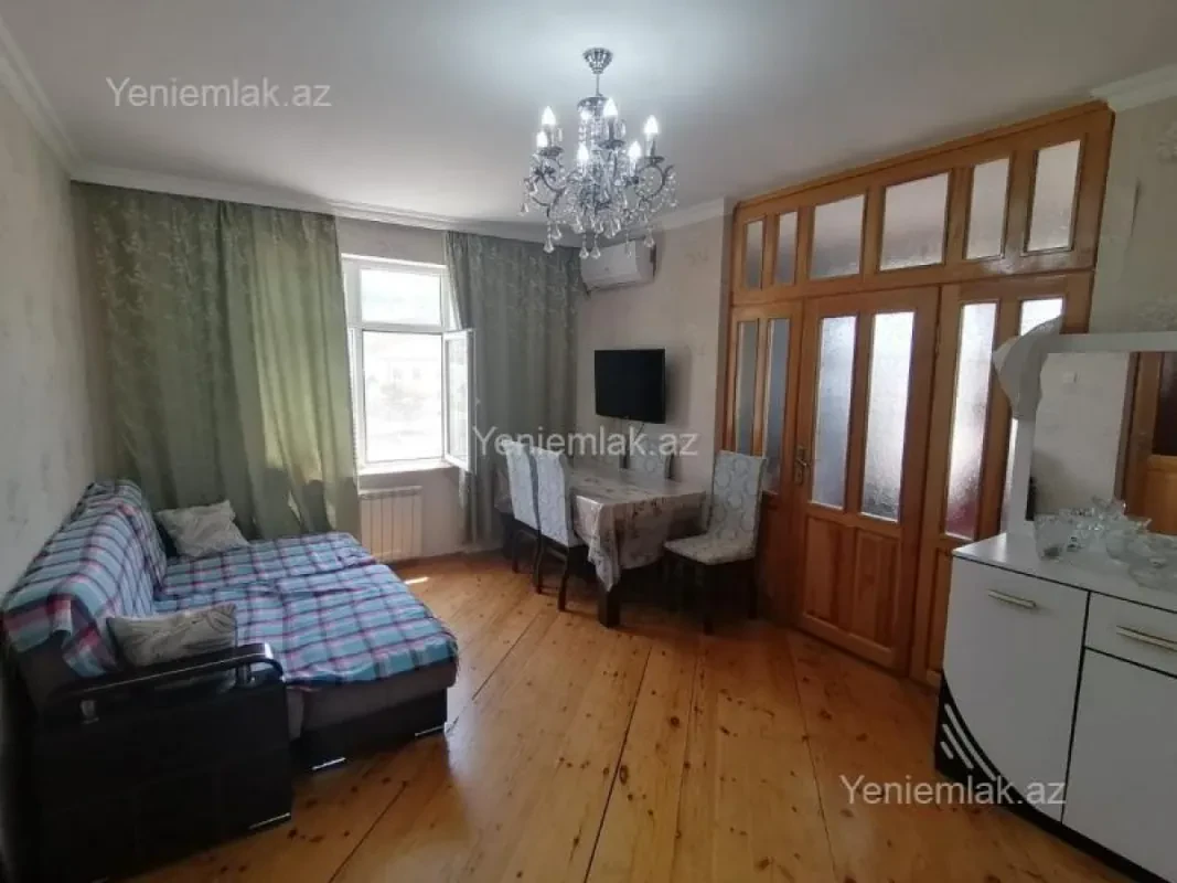 Satılır 2 otaqlı köhnə tikili 55 m²