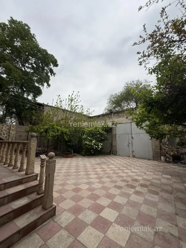 Satılır 9 otaqlı həyət evi 300 m²
