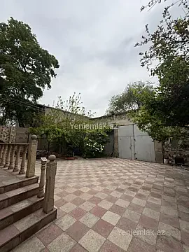 Satılır 9 otaqlı həyət evi 300 m²