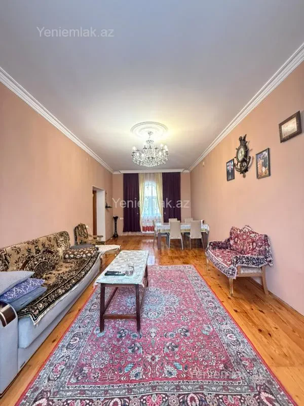 Satılır 9 otaqlı həyət evi 300 m²