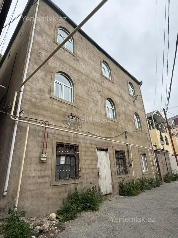 Satılır 9 otaqlı həyət evi 300 m²