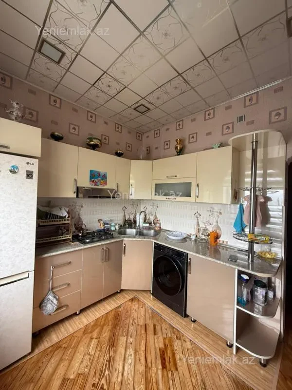 Satılır 9 otaqlı həyət evi 300 m²
